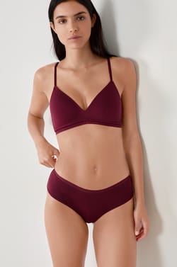 Wireless triangle bra with lightly lined cups in cotton;${refinementColor}