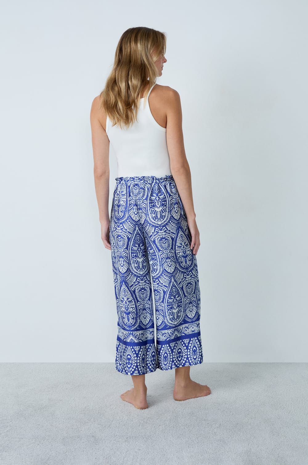 Printed satin pyjama trousers;${refinementColor}