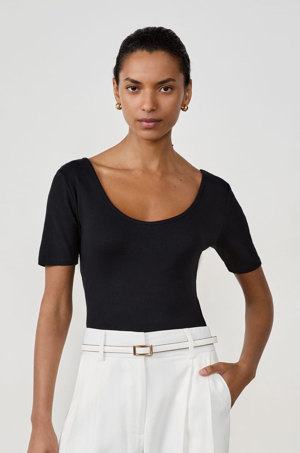 T-shirt col V dos nu en coton;${refinementColor}