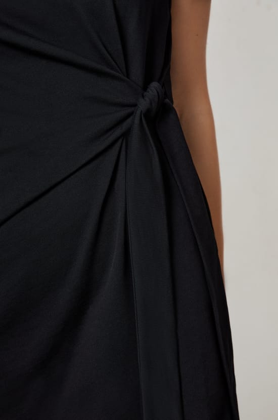 Robe courte fluide;${refinementColor}