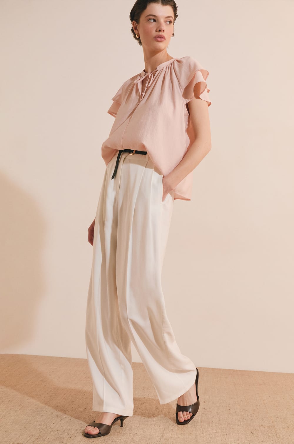 Pantalon large &agrave; pinces;${refinementColor}