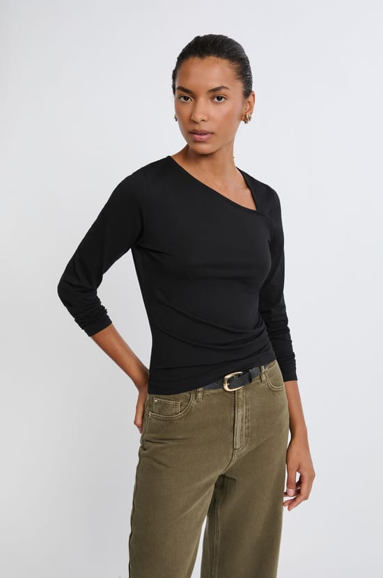 T-shirt manches longues col asymétrique en coton;${refinementColor}