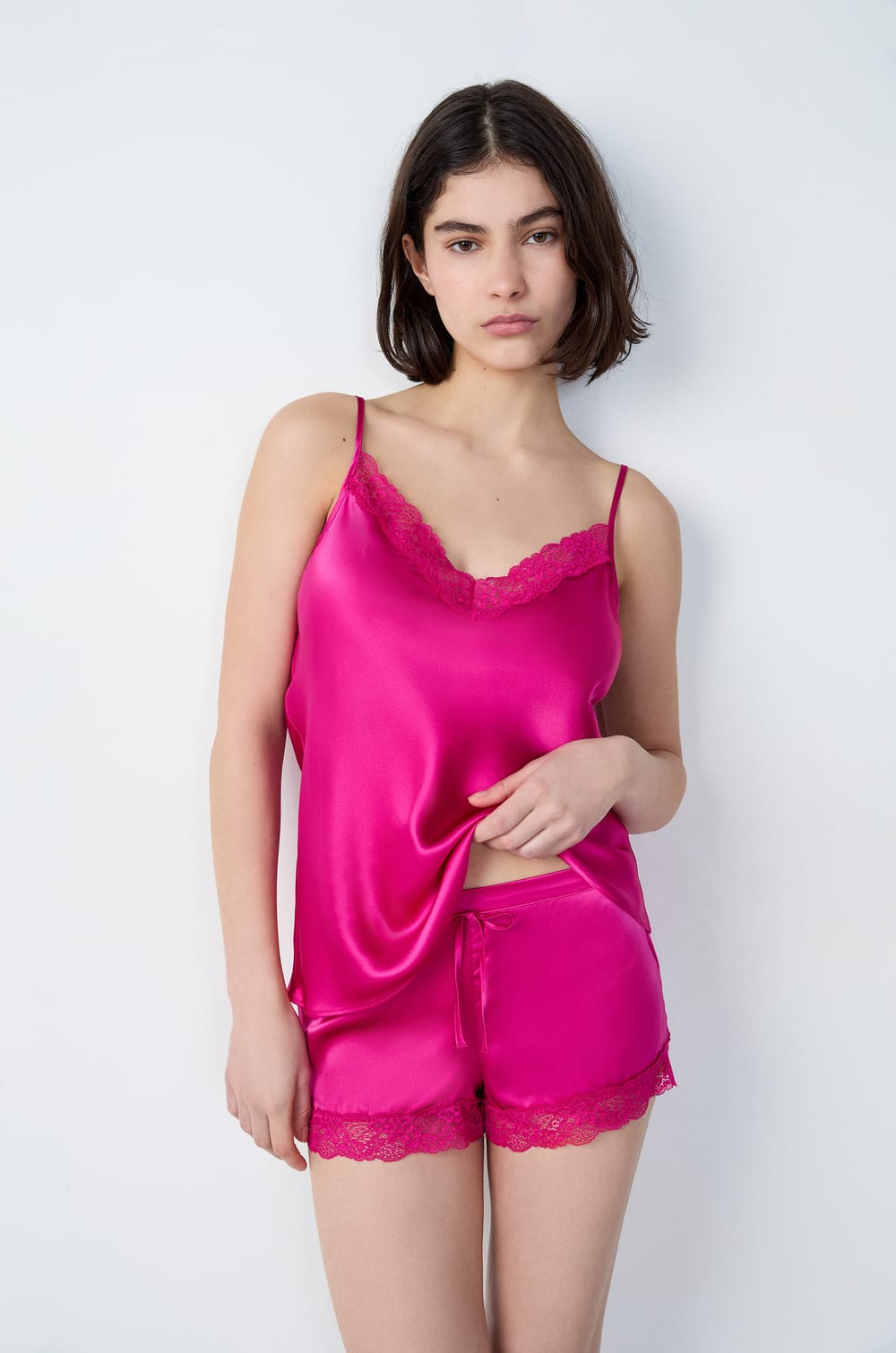 Seidenpyjamashorts mit Spitzendetail;${refinementColor}