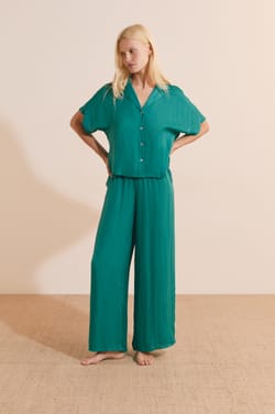 Chemise de pyjama manches courtes satin&eacute;e;${refinementColor}