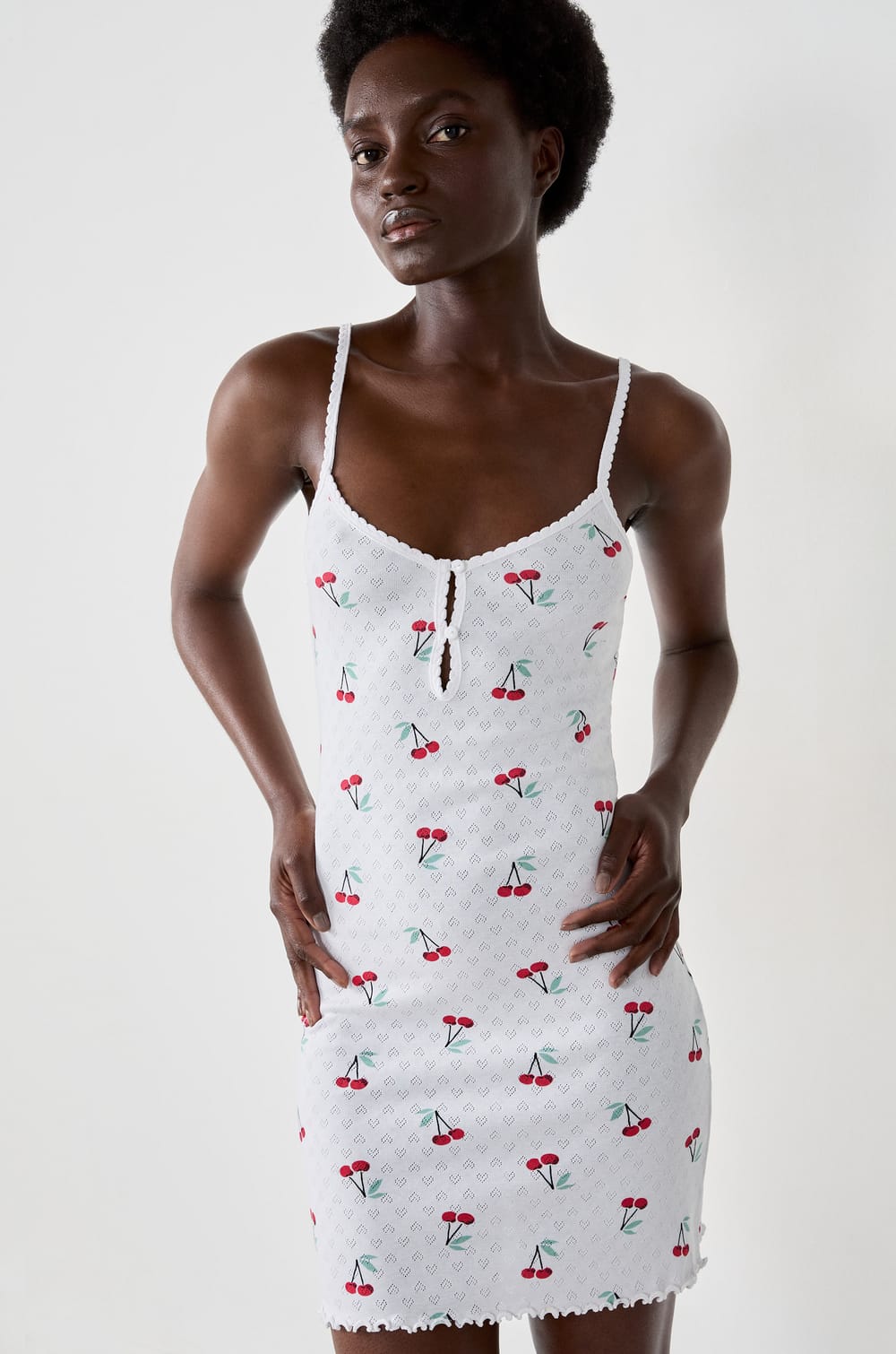 Nuisette courte à fines bretelles en pointelle motifs fleurs;${refinementColor}