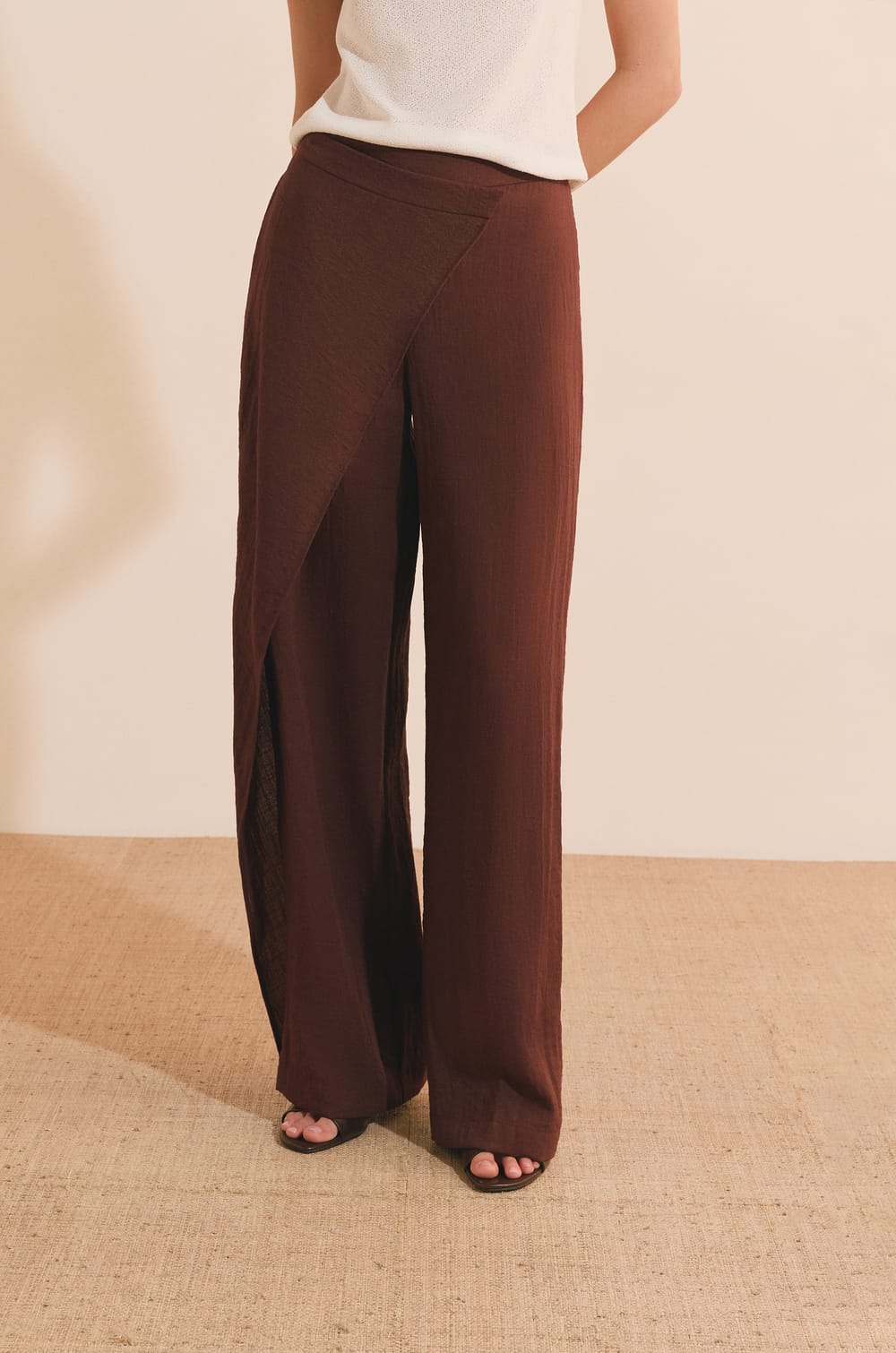Pantalon large asym&eacute;trique;${refinementColor}