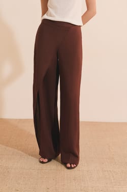 Pantalon large asym&eacute;trique;${refinementColor}