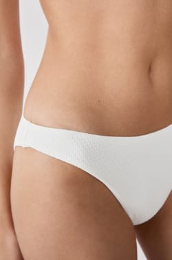 Panty de bikini con textura;${refinementColor}