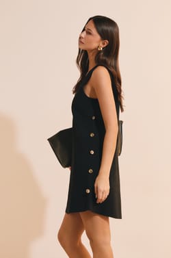 Robe courte avec bouton dor&eacute; sur le c&ocirc;t&eacute;;${refinementColor}