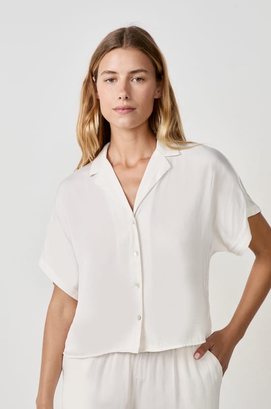 Camisa satinada de manga corta;${refinementColor}