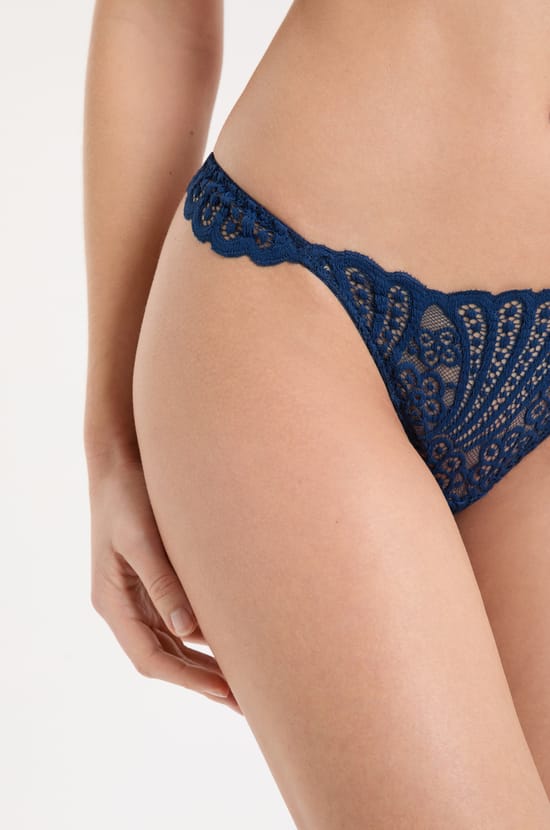 String en dentelle;${refinementColor}