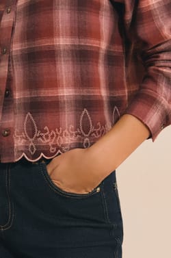 Chemise courte &agrave; carreaux avec broderies;${refinementColor}