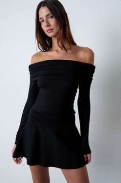 Long-sleeved off-shoulder T-shirt;${refinementColor}