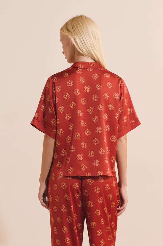 Chemise de pyjama &agrave; motifs fleurs satin&eacute;;${refinementColor}