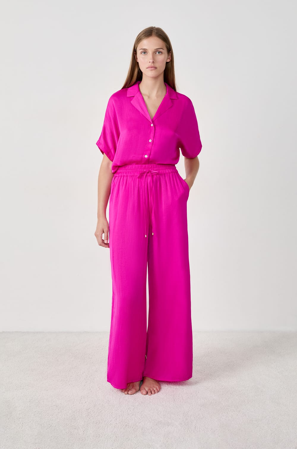Pantalon satin&eacute; coupe large;${refinementColor}