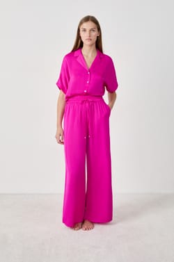 Pantalon satin&eacute; coupe large;${refinementColor}