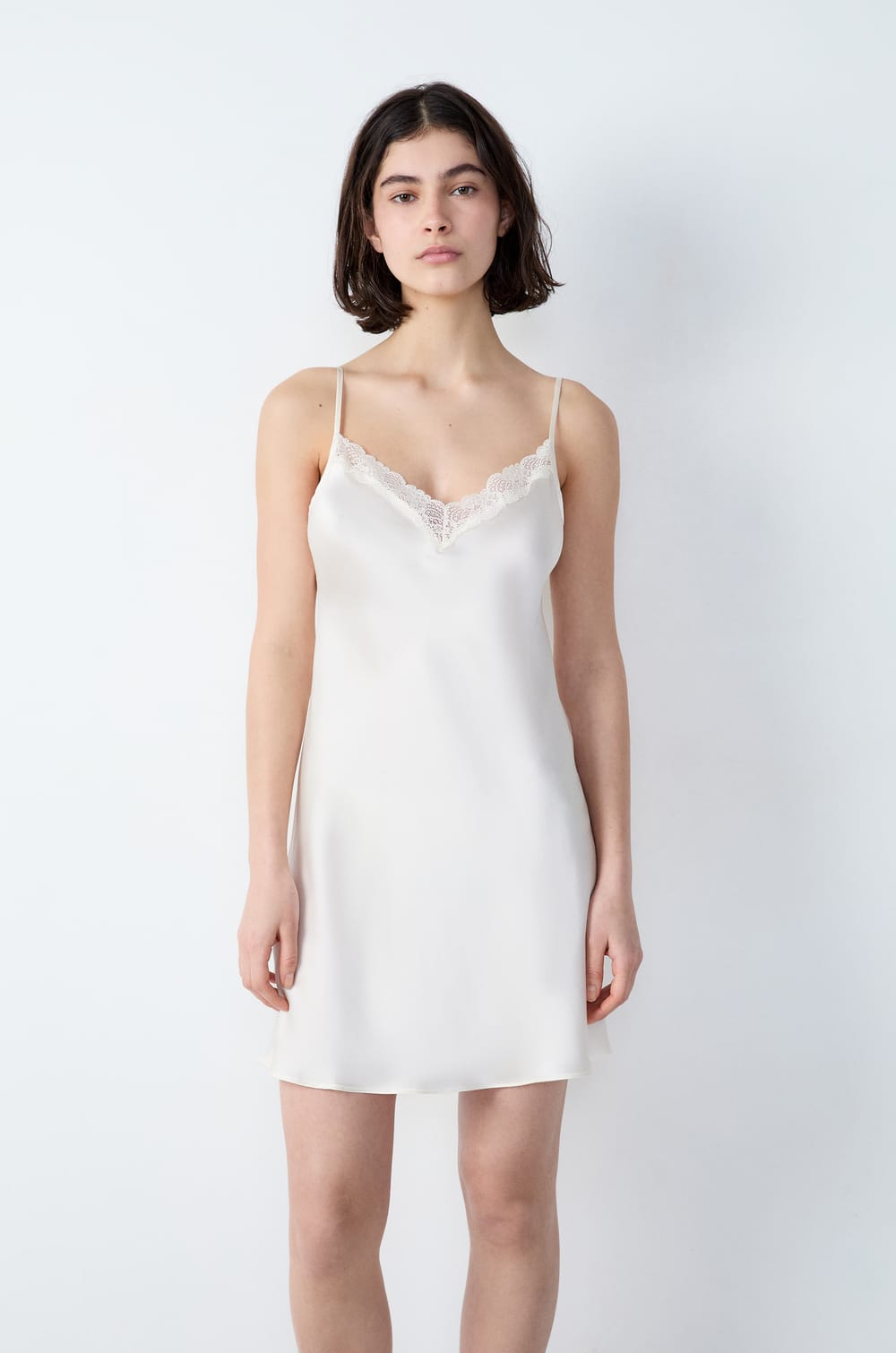 Nuisette en soie détails dentelle;${refinementColor}