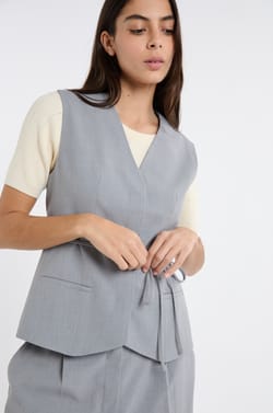 Gilet sans manches &agrave; nouer;${refinementColor}