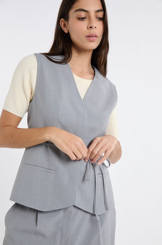 Gilet sans manches &agrave; nouer;${refinementColor}