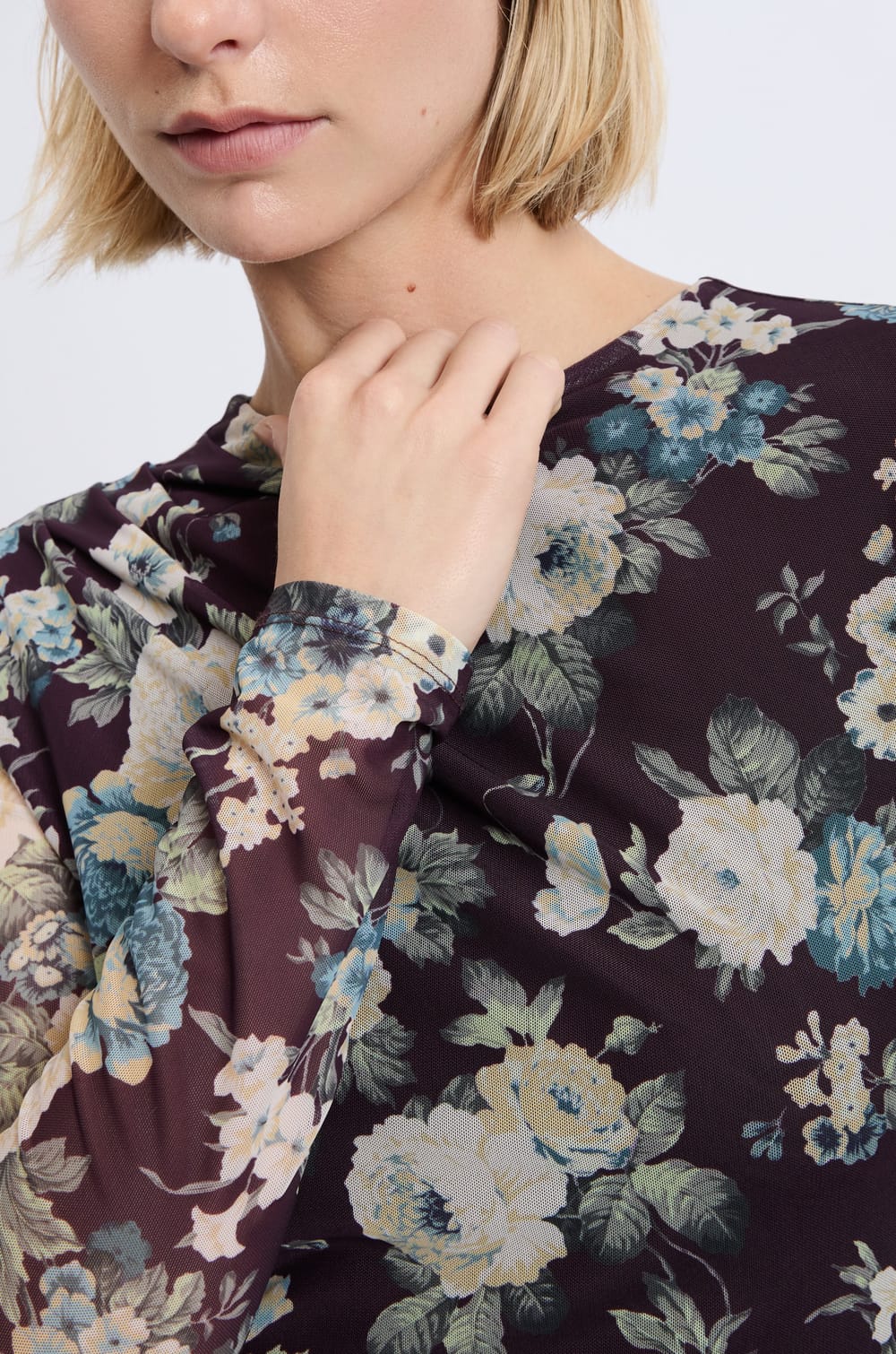 T-shirt &agrave; motif fleuris;${refinementColor}