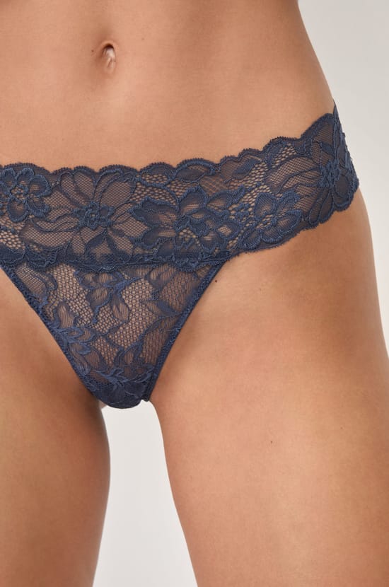 String en dentelle;${refinementColor}