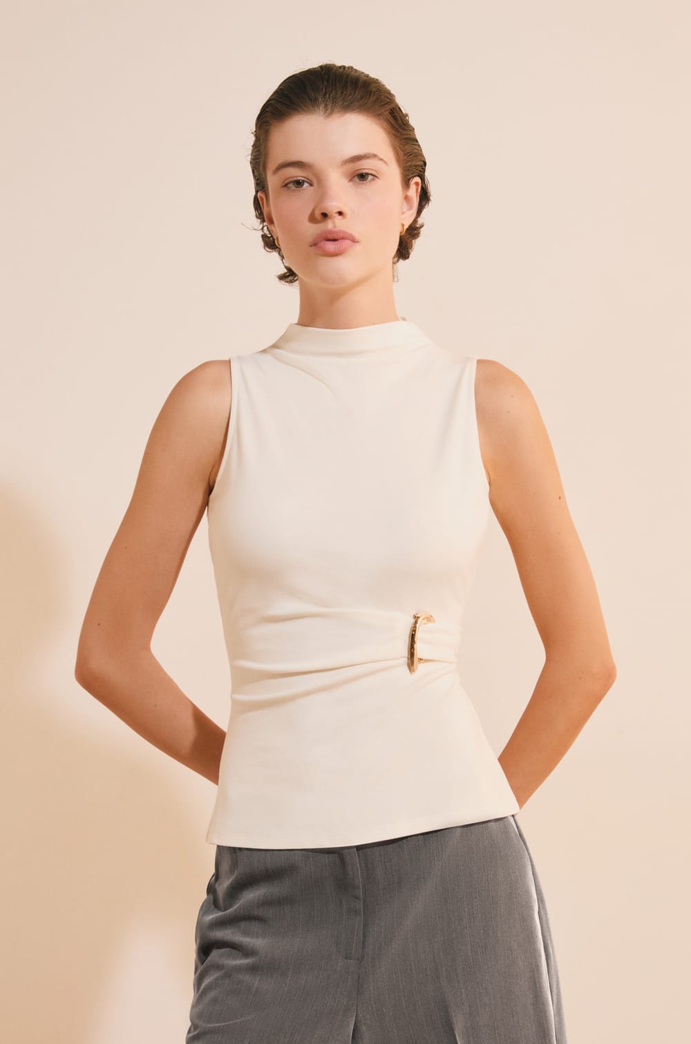 T-shirt sans manches serr&eacute; &agrave; la taille avec d&eacute;tail bijou;${refinementColor}