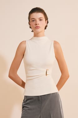T-shirt sans manches serr&eacute; &agrave; la taille avec d&eacute;tail bijou;${refinementColor}