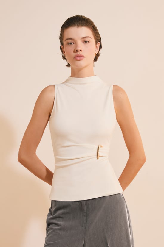 T-shirt sans manches serr&eacute; &agrave; la taille avec d&eacute;tail bijou;${refinementColor}