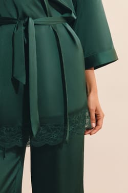 D&eacute;shabill&eacute; satin&eacute; avec d&eacute;tails dentelle;${refinementColor}