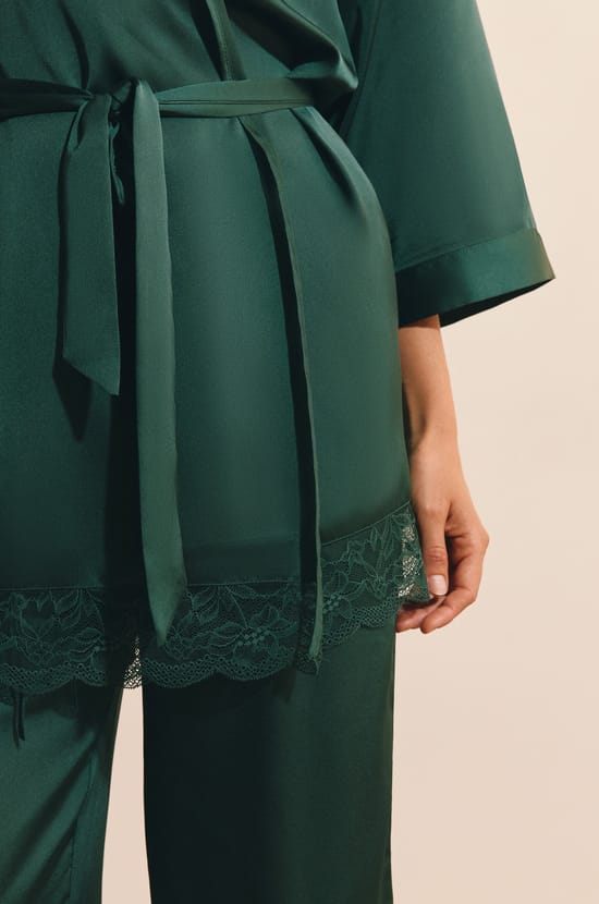 D&eacute;shabill&eacute; satin&eacute; avec d&eacute;tails dentelle;${refinementColor}