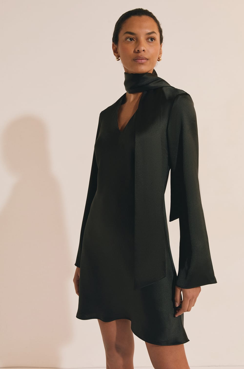 Robe courte satin&eacute;e;${refinementColor}