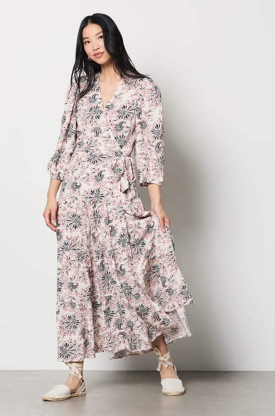 Long dress with pattern and 3/4 sleeves;${refinementColor}