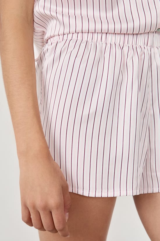 Short de pyjama satin&eacute; &agrave; rayures;${refinementColor}