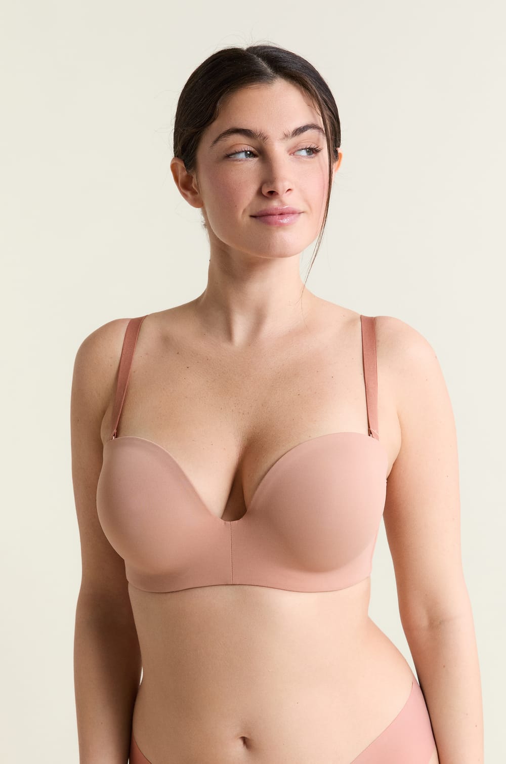 Sujetador bandeau con copas finas y tirantes desmontables, copas C-E;${refinementColor}