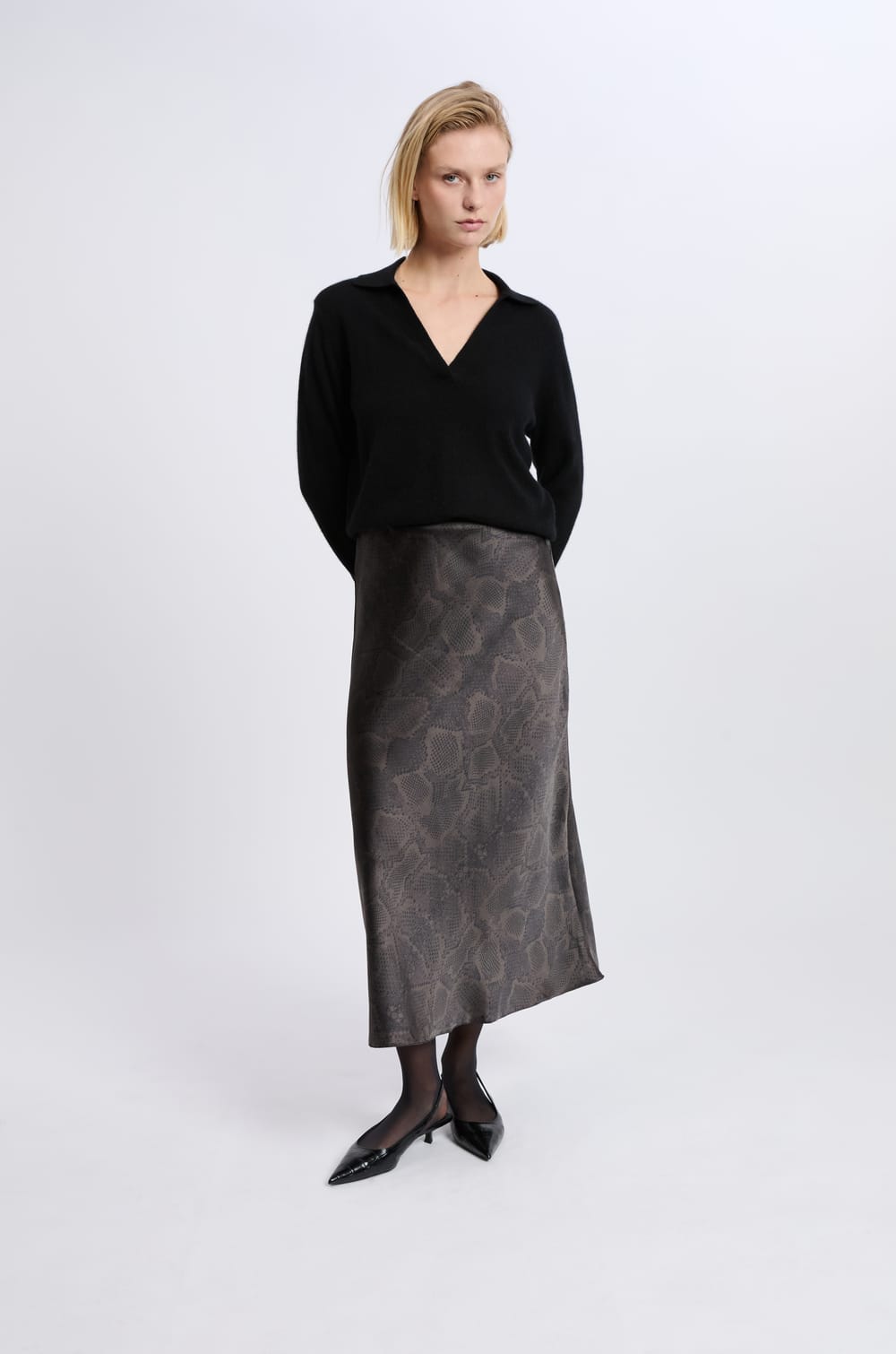 Jupe courte satinée à imprimé serpent;${refinementColor}