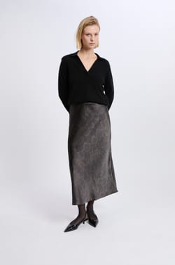 Jupe courte satinée à imprimé serpent;${refinementColor}