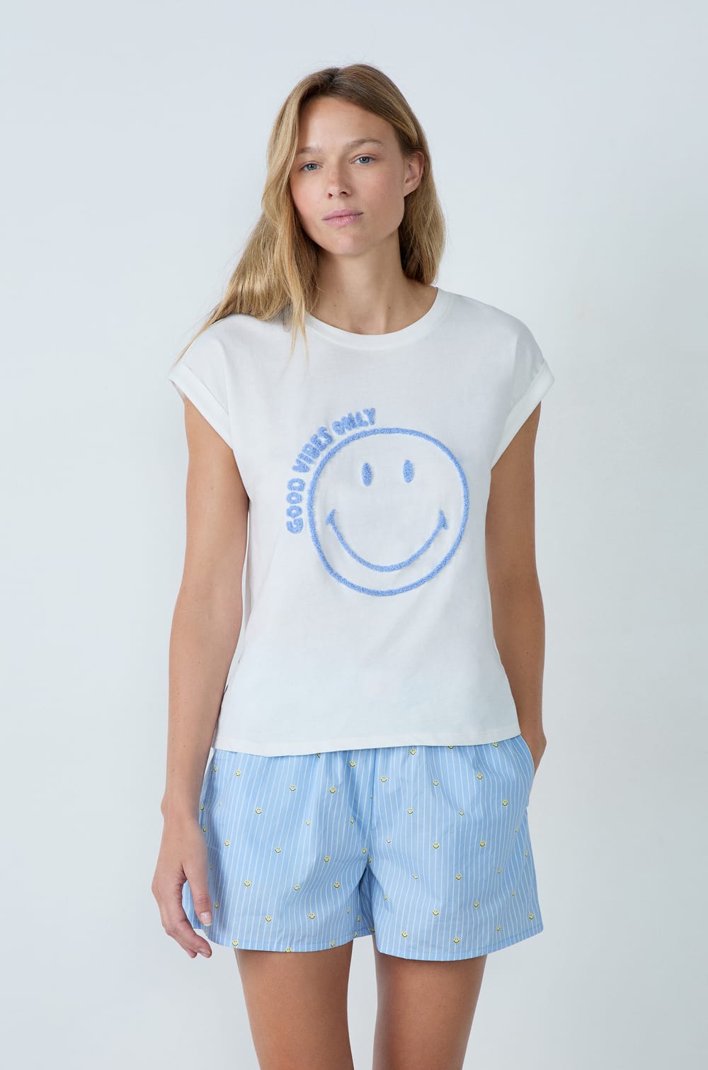 Short-sleeved cotton T-shirt "Good Vibes Only" Smiley®ORIGINALS;${refinementColor}