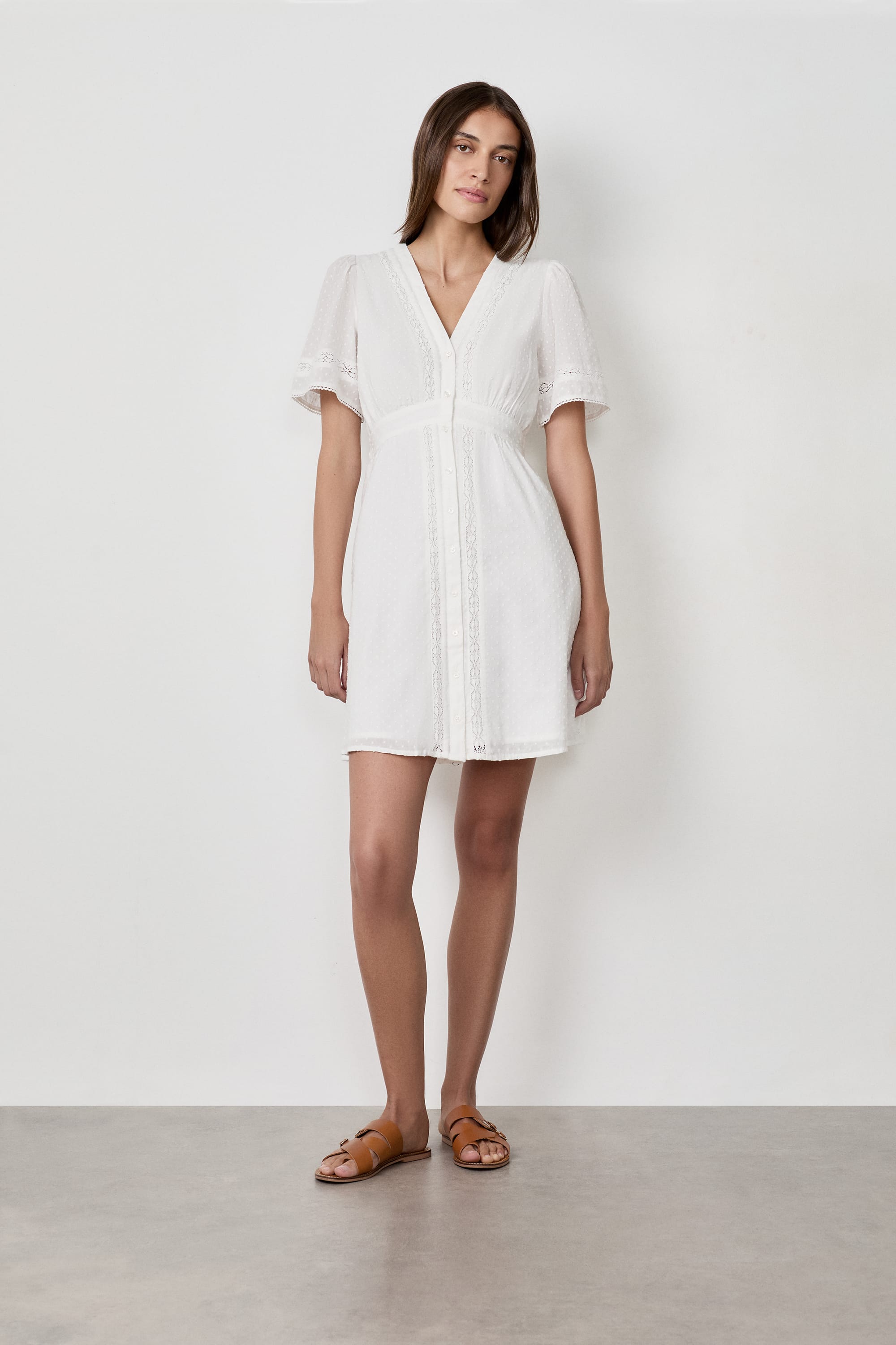 Robe avec broderies boutonnée manches courtes