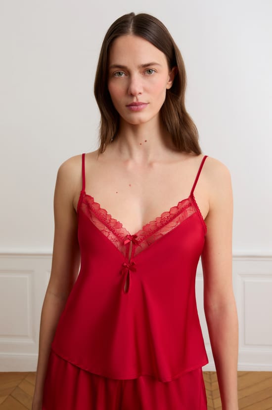 Caraco en satin avec noeuds et d&eacute;tails dentelle;${refinementColor}