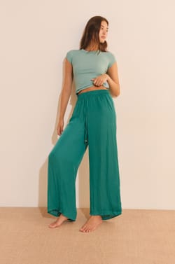 Pantalon de pyjama satin&eacute; coupe large;${refinementColor}
