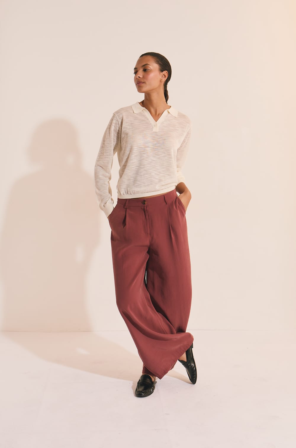 Pantalon anchos con pinzas;${refinementColor}