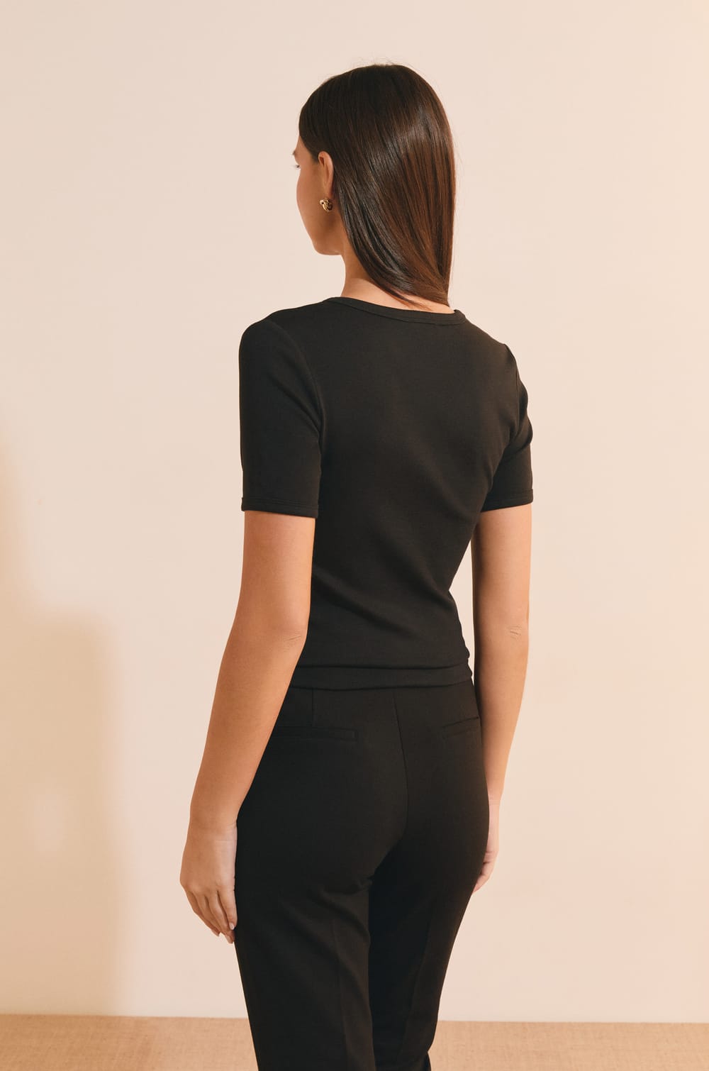 Camiseta con cuello en V y algod&oacute;n modal;${refinementColor}