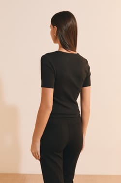 Camiseta con cuello en V y algod&oacute;n modal;${refinementColor}