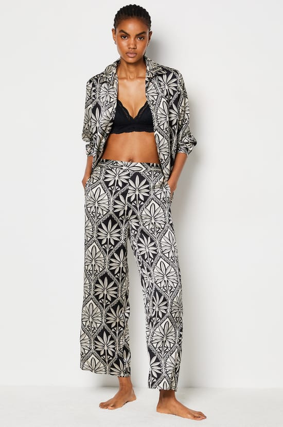 Pantalón con estampado floral;${refinementColor}