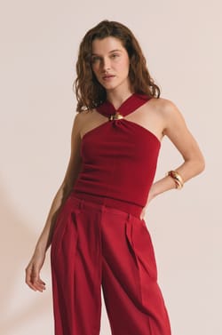 Top avec d&eacute;tail bijoux &agrave; l&rsquo;avant;${refinementColor}