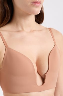 Wireless bra with lightly lined cups for special necklines;${refinementColor}