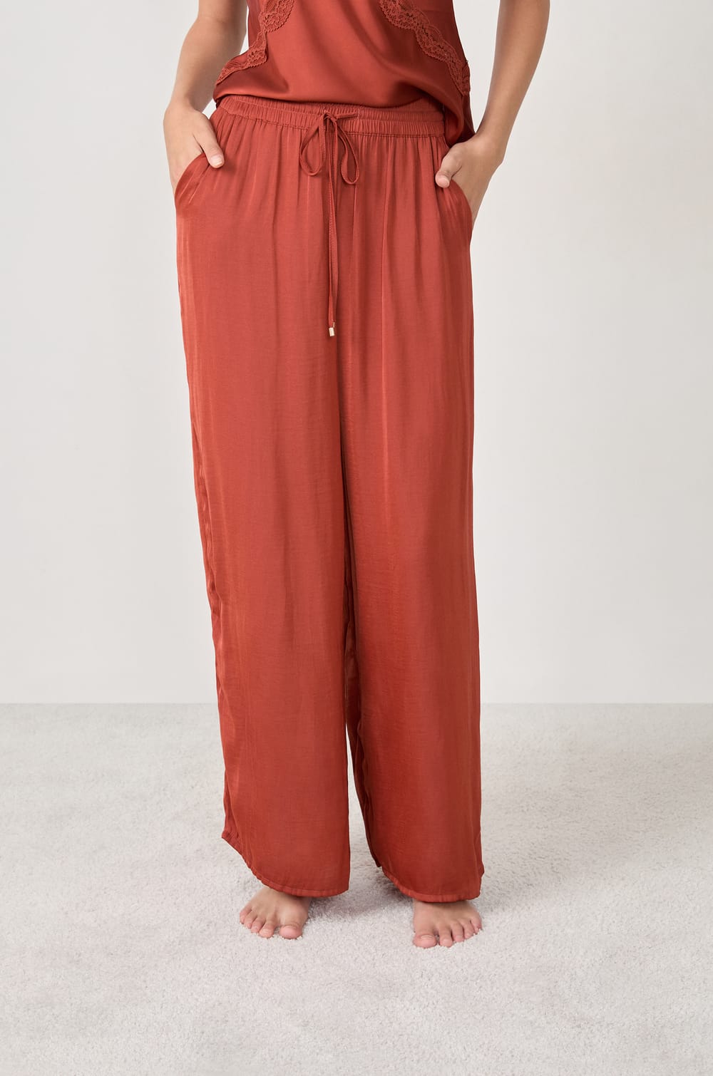 Satijnen pyjamabroek met wijde pijpen;${refinementColor}