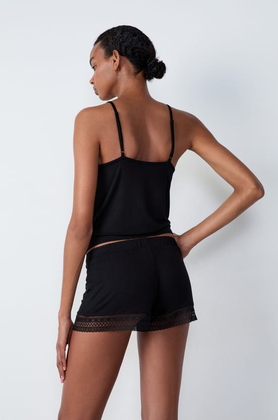 Short de pyjama évasé détails dentelle;${refinementColor}