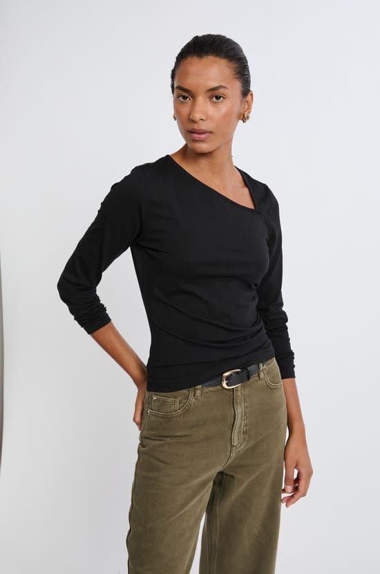 T-shirt manches longues col asymétrique en coton;${refinementColor}