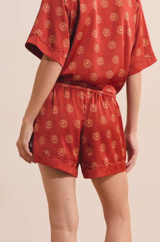 Short de pyjama &agrave; motifs fleurs satin&eacute;;${refinementColor}